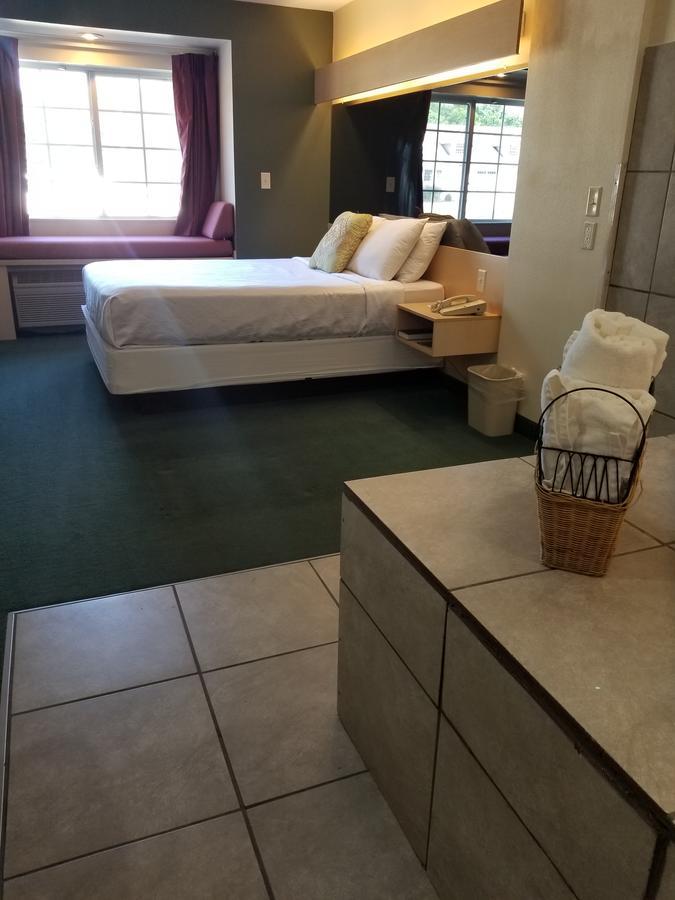 Mariner'S Village Resort Carlyle エクステリア 写真